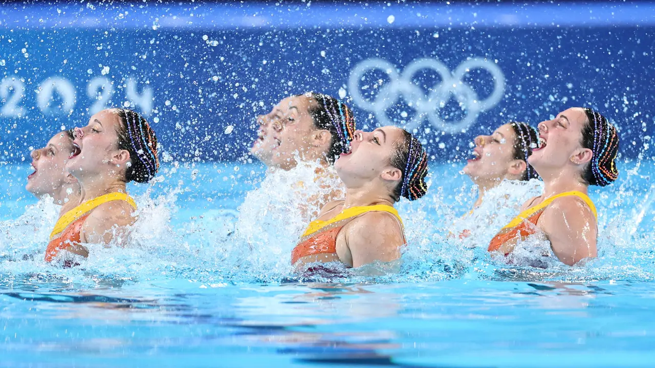 Las nadadoras del equipo espa&ntilde;ol en la Rutina T&eacute;cnica por Equipos de Nataci&oacute;n Art&iacute;stica de los Juegos Ol&iacute;mpicos Par&iacute;s 2024, en el Centro Acu&aacute;tico de Nanterre. EFE/Sashenka Guti&eacute;rrez