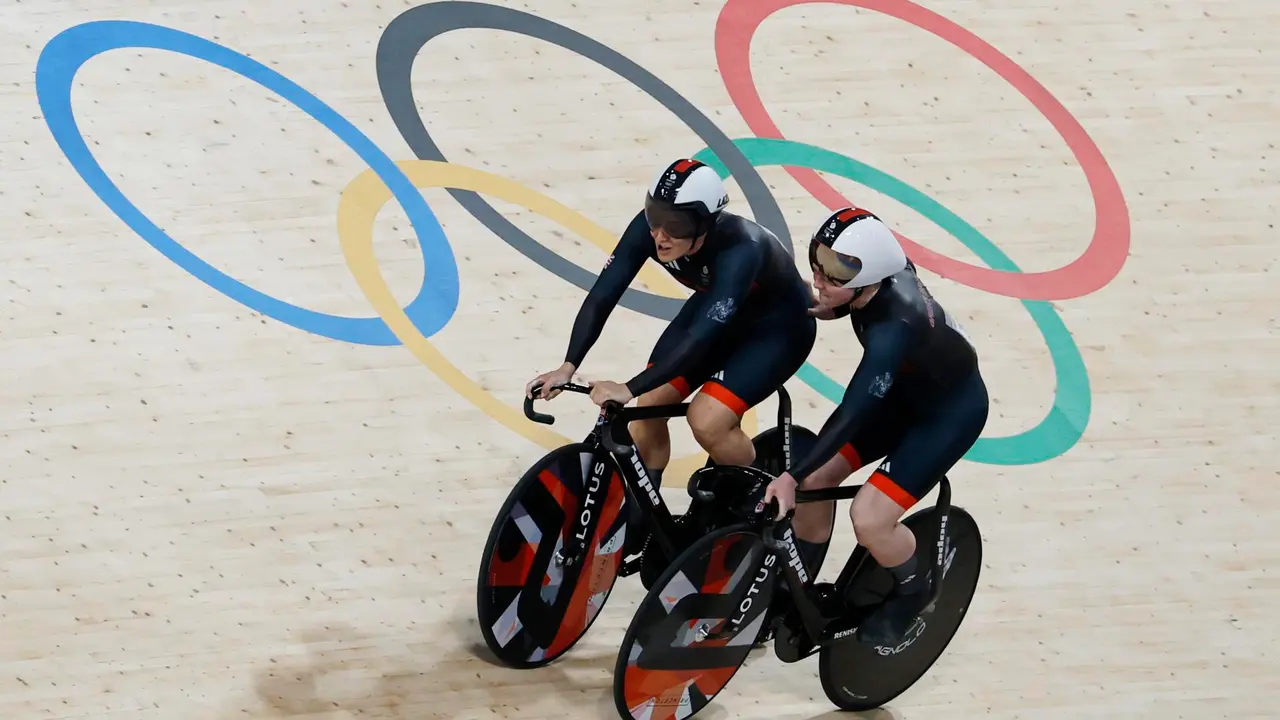 LLas brit&aacute;nica Emma Finucane (I) y Katy Marchant en el Saint-Quentin-en-Yvelines Velodrome en Saint-Quentin-en-Yvelines, Par&iacute;s. EFE/EPA/ERIK S. LESSER