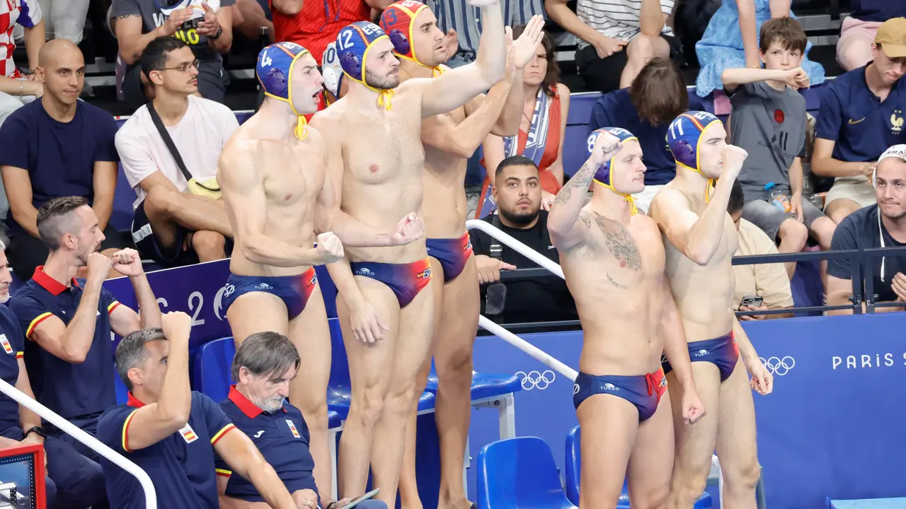 El equipo de Espa&ntilde;a durante el partido de la ronda preliminar de waterpolo de los Juegos Ol&iacute;mpicos Par&iacute;s 2024, que Francia y Espa&ntilde;a disputaron en Nanterre, Francia.   EFE/ Lavandeira Jr