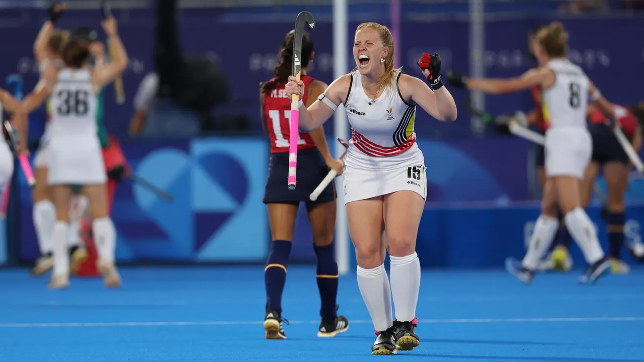 Las jugadoras de B&eacute;lgica Vanessa Blockmans durante el partido de cuartos de final de Hockey sobre hierba femenino, entre B&eacute;lgica y Espa&ntilde;a, de los Juegos Ol&iacute;mpicos de Par&iacute;s 2024 este lunes, en el Estadio Yves-du-Manoir de Colombes (Francia). EFE/ Miguel Guti&eacute;rrez