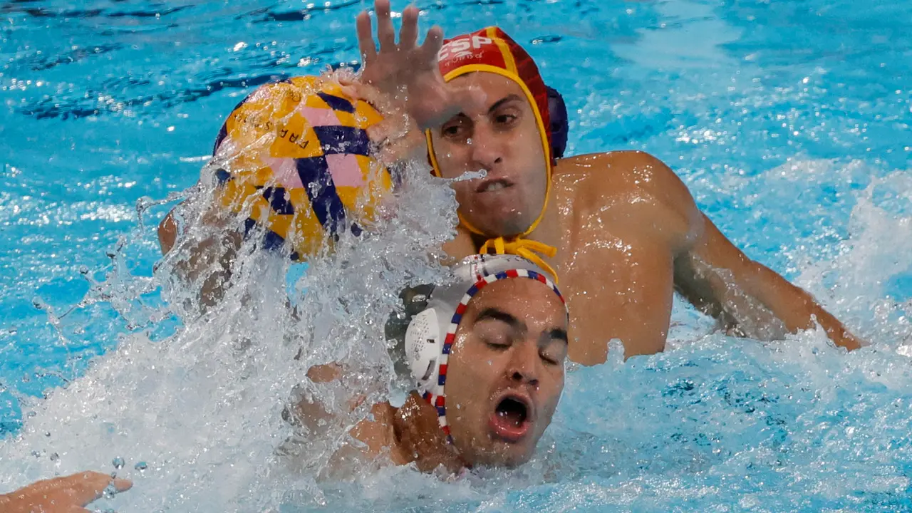 El jugador franc&eacute;s Romain Marion en acci&oacute;n ante el portero Unai Aguirre (atras) de Espa&ntilde;a durante el partido de la ronda preliminar de waterpolo de los Juegos Ol&iacute;mpicos Par&iacute;s 2024, que Francia y Espa&ntilde;a disputaron en Nanterre, Francia.   EFE/ Lavandeira Jr