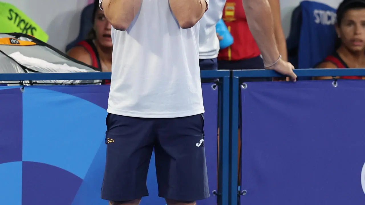 El entrenador de Espa&ntilde;a Carlos Garc&iacute;a Cuenca durante el partido de cuartos de final de Hockey sobre hierba femenino, entre B&eacute;lgica y Espa&ntilde;a, de los Juegos Ol&iacute;mpicos de Par&iacute;s 2024 en el Estadio Yves-du-Manoir de Colombes (Francia). EFE/ Miguel Guti&eacute;rrez