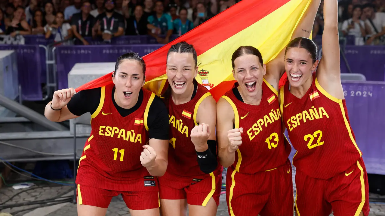 Las jugadoras espa&ntilde;olas celebran la medalla de plata tras perder ante Alemania en la final femenina de baloncesto 3x3, entre Alemania y Espa&ntilde;a, celebrada en el marco de los Juegos Ol&iacute;mpicos Par&iacute;s 2024, este lunes, en la capital gala. EFE/ Miguel To&ntilde;a