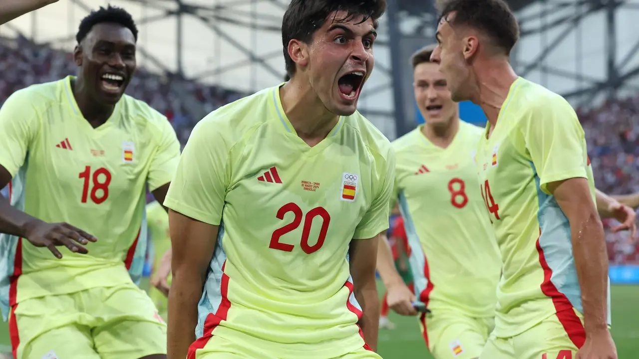El espa&ntilde;ol Juanlu (c) celebra su gol, que supuso e 1-2 ante Marruecos en la semifinal entre Espa&ntilde;a y Marruecos, de los Juegos Ol&iacute;mpicos Par&iacute;s 2024. EFE/Kiko Huesca