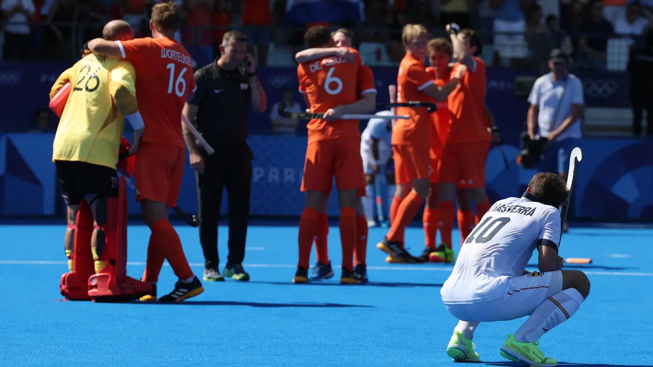 El jugador espa&ntilde;ol Jos&eacute; Mar&iacute;a Basterra (d) se lamenta despu&eacute;s de que Pa&iacute;ses Bajos se impusiera a Espa&ntilde;a por 4-0 en la semifinal masculina de hockey hierba de los Juegos Ol&iacute;mpicos de Par&iacute;s 2024 este martes en el estadio Yves-du-Manoir en Colombes. EFE/ Miguel Guti&eacute;rrez