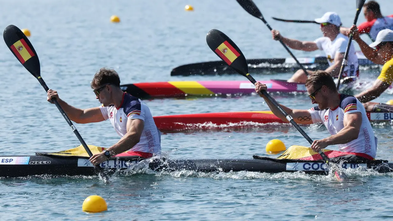 Los espa&ntilde;oles Adrian Del Rio (I) y Marcus Cooper en el K2 500 en Par&iacute;s 2024 EFE/EPA/MAXIM SHIPENKOV