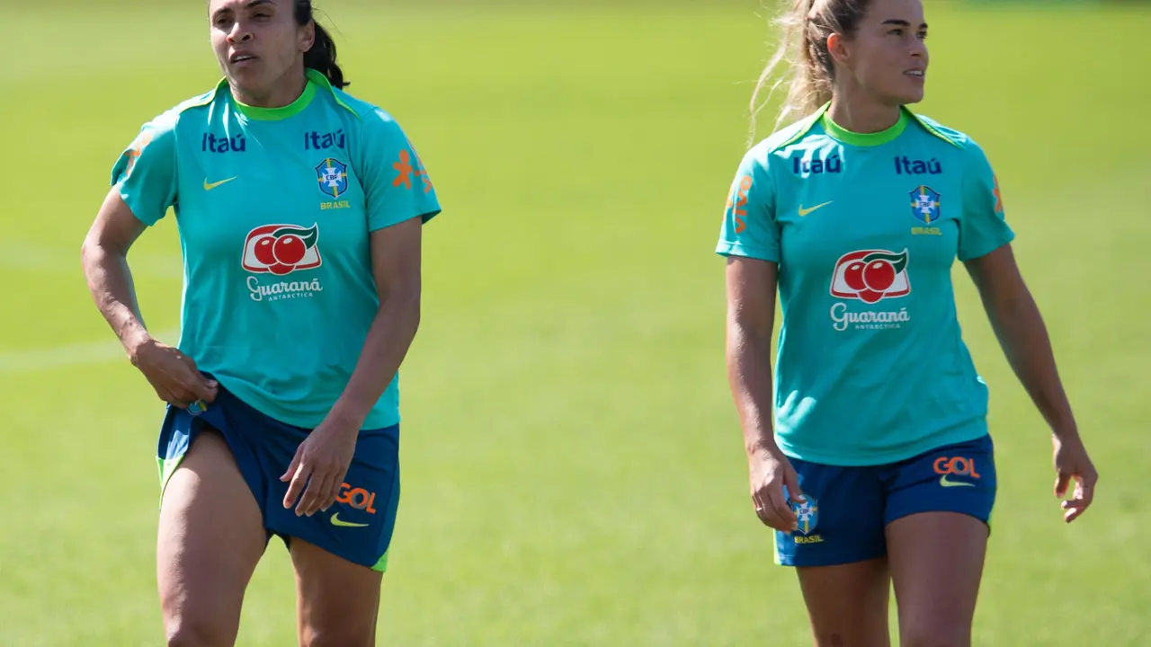 Las jugadoras de la selecci&oacute;n ol&iacute;mpica femenina de f&uacute;tbol de Brasil Marta (i) y Tamires . EFE/ Andr&eacute; Coelho