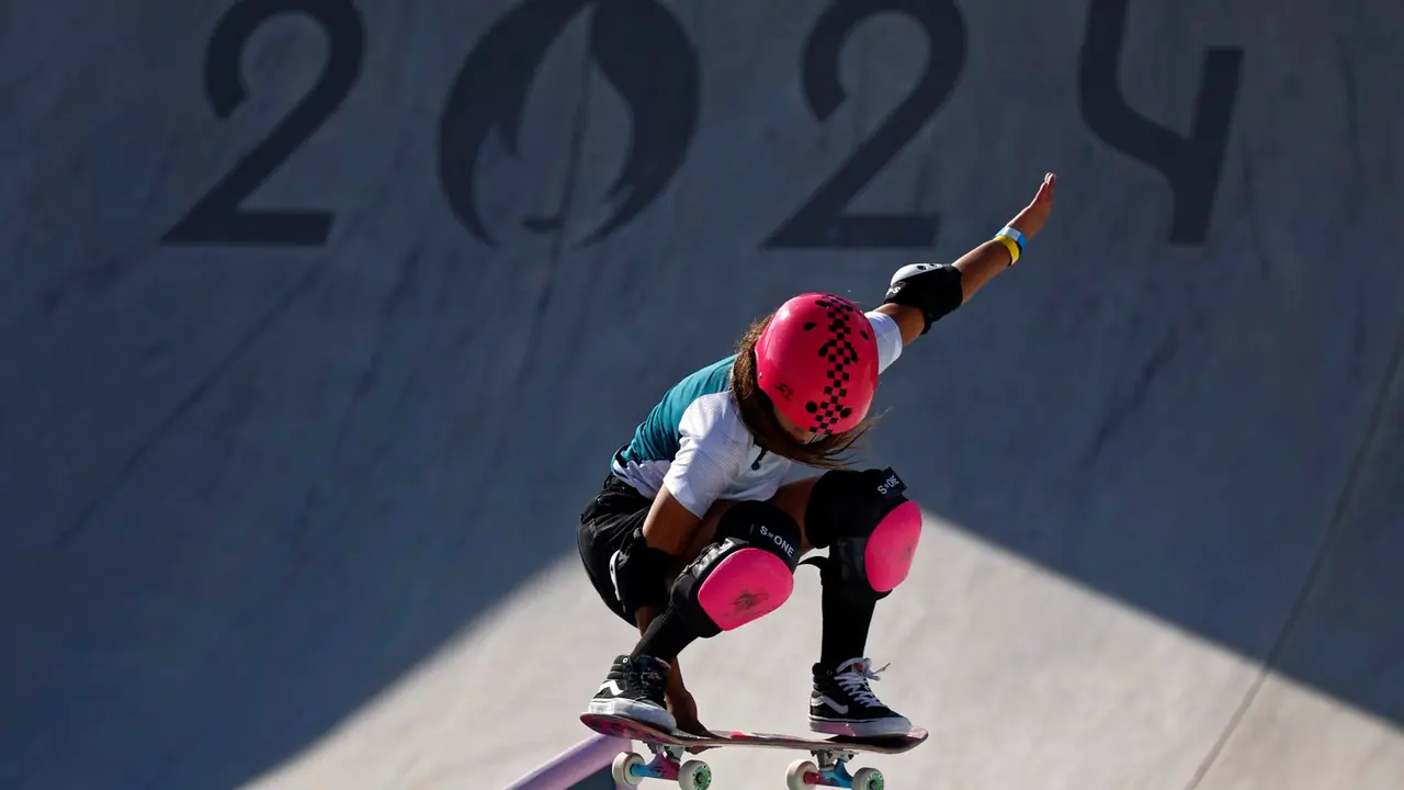 La australiana Arisa Trewcompite en la final de Skateboarding en La Concorde in Paris, Francia. EFE/EPA/YOAN VALAT