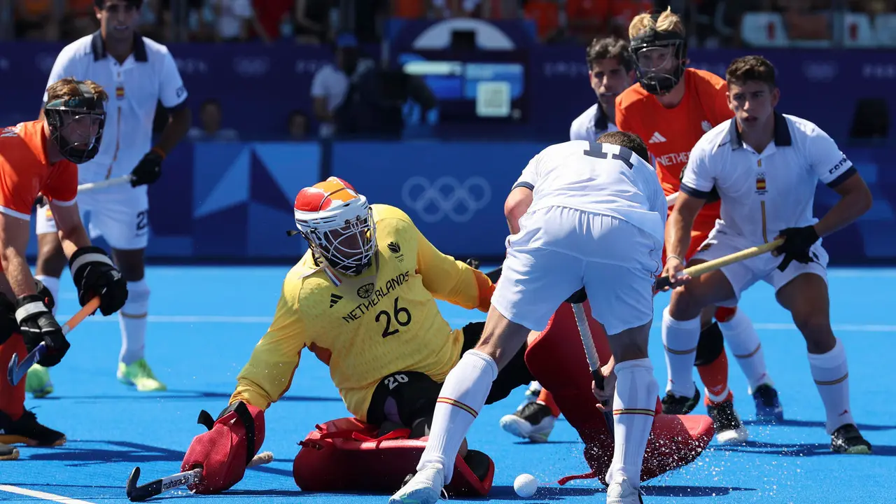 El jugador espa&ntilde;ol Gerard Clapes (2d) se enfrenta al portero neerland&eacute;s Pirmin Blaak (c) durante la semifinal masculina de hockey hierba de los Juegos Ol&iacute;mpicos de Par&iacute;s 2024 este martes en el estadio Yves-du-Manoir en Colombes. EFE/ Miguel Guti&eacute;rrez