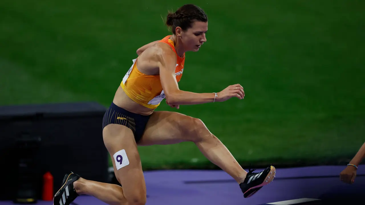 La atleta espa&ntilde;ola Irene S&aacute;nchez-Escribano compiten en la final femenina de 3000m obst&aacute;culos parte del Atletismo de los Juegos Ol&iacute;mpicos Par&iacute;s 2024 este martes, en la capital gala. EFE/ Juanjo Mart&iacute;n