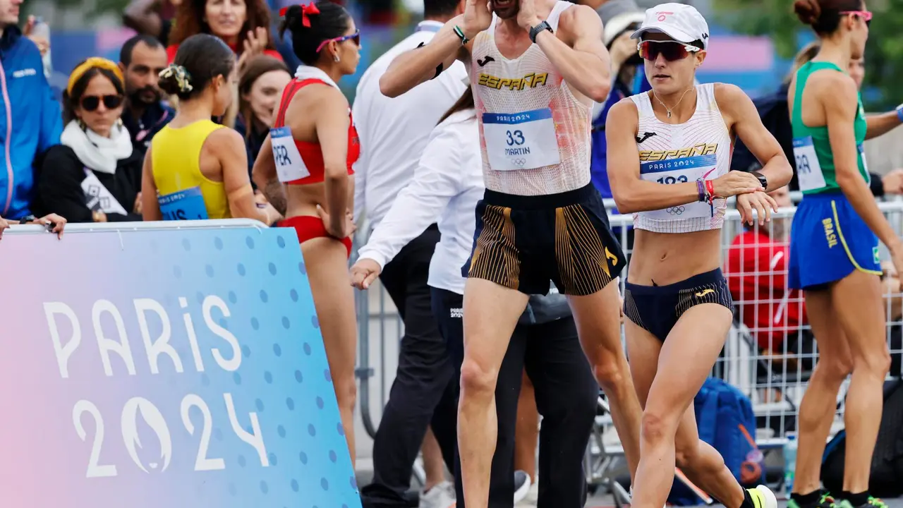 Los espa&ntilde;oles Alvaro Martin (i) y Mar&iacute;a P&eacute;rez (d) durante la prueba del relevo mixto de marcha, en la que se proclamaron campeones ol&iacute;mpicos. EFE/EPA/TOLGA AKMEN
