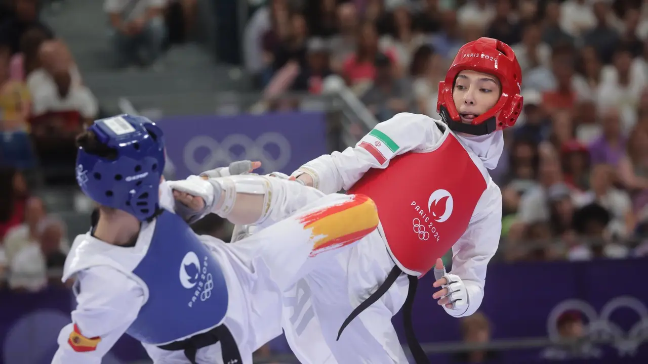 La espa&ntilde;ola Adriana Cerezo(azul) ante la iran&iacute; Mobina Nematzadeh (rojo) en el Grand Palais en Paris, Francia. EFE/EPA/TERESA SUAREZ