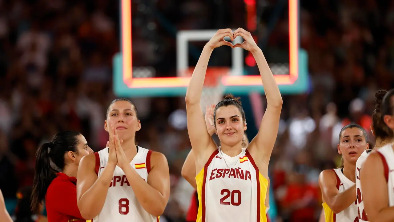 Las espa&ntilde;olas Maria Araujo (I) y Paula Ginzo en el Bercy Arena en Paris, Francia. EFE/EPA/CAROLINE BREHMAN