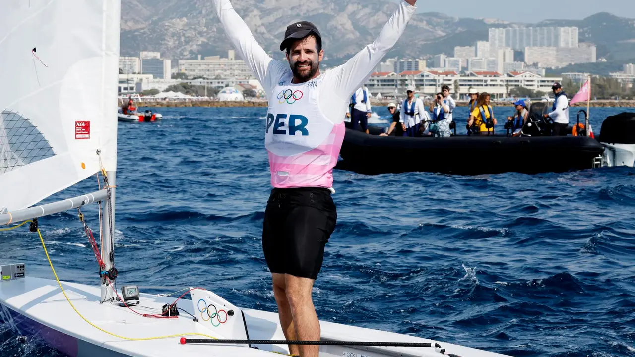 Stefano Peschiera, de Per&uacute;, obtuvo la medalla de bronce en vela en la modalidad dinghy masculino. EFE/EPA/SEBASTIEN NOGIER