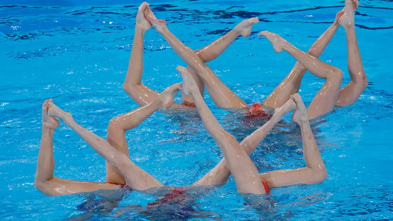 El equipo de China compite en la prueba de Rutina Acrob&aacute;tica por equipos femeninos de Nataci&oacute;n Art&iacute;stica, en el marco de los Juegos Ol&iacute;mpicos Par&iacute;s 2024, este mi&eacute;rcoles, en el Centro Acu&aacute;tico de Saint-Denis. EFE/ Lavandeira Jr