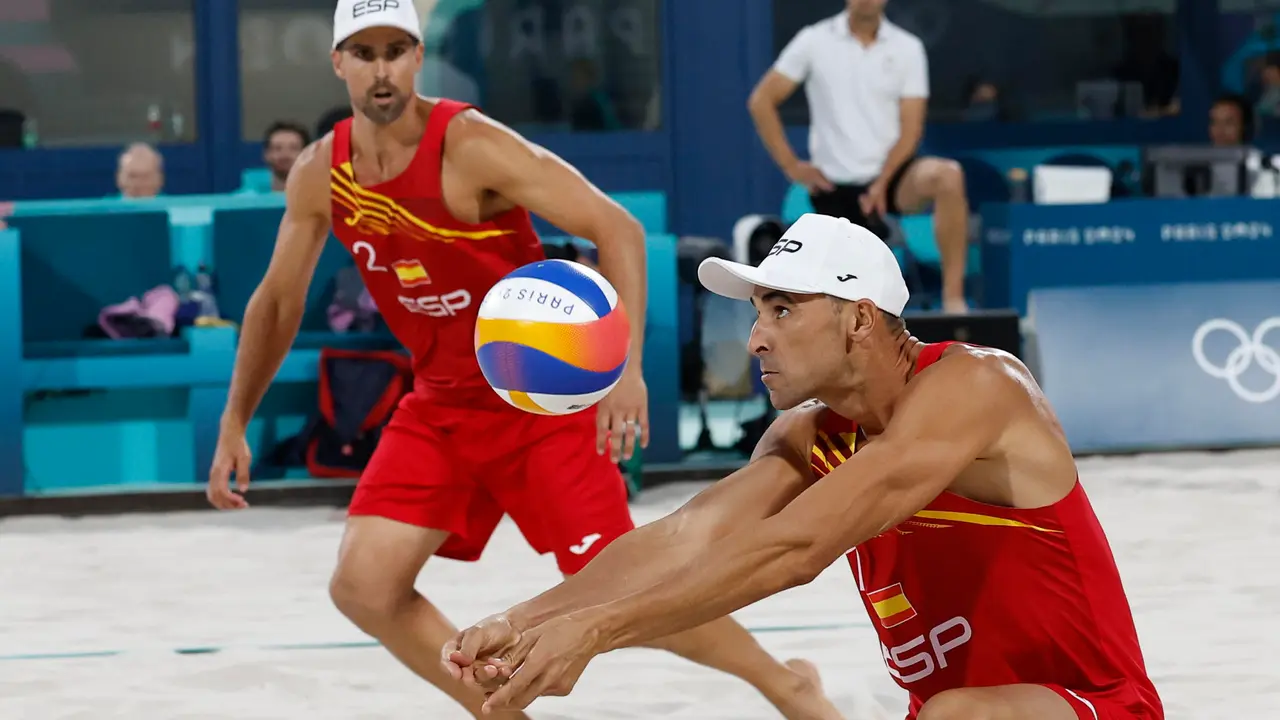 Los espa&ntilde;oles Pablo Herrera (i) y ADri&aacute;n GAvira (d) durante el partido de cuartos de final de voley playa entre Espa&ntilde;a y Noruega, de los Juegos Ol&iacute;mpicos de Par&iacute;s 2024 este mi&eacute;rcoles, en la capital gala. EFE/ Miguel To&ntilde;a
