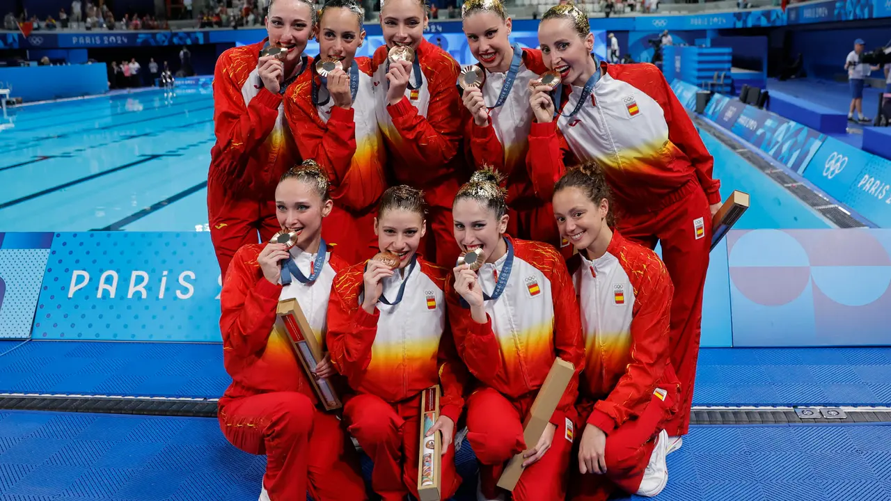 Las nadadoras espa&ntilde;olas posan con la medalla de bronce tras la prueba de Rutina Acrob&aacute;tica por equipos femeninos de Nataci&oacute;n Art&iacute;stica, en el marco de los Juegos Ol&iacute;mpicos Par&iacute;s 2024, este mi&eacute;rcoles, en el Centro Acu&aacute;tico de Saint-Denis. EFE/ Lavandeira Jr
