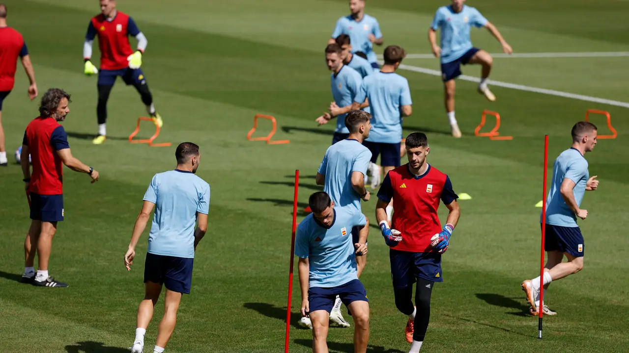 Jugadores de la selecci&oacute;n ol&iacute;mpica espa&ntilde;ola de f&uacute;tbol durante su entrenamiento en el Stade Bauer durante los Juegos Ol&iacute;mpicos Par&iacute;s2024 en Saint-Ouen-sur-Seine en Francia, este jueves. EFE/ Juanjo Martin