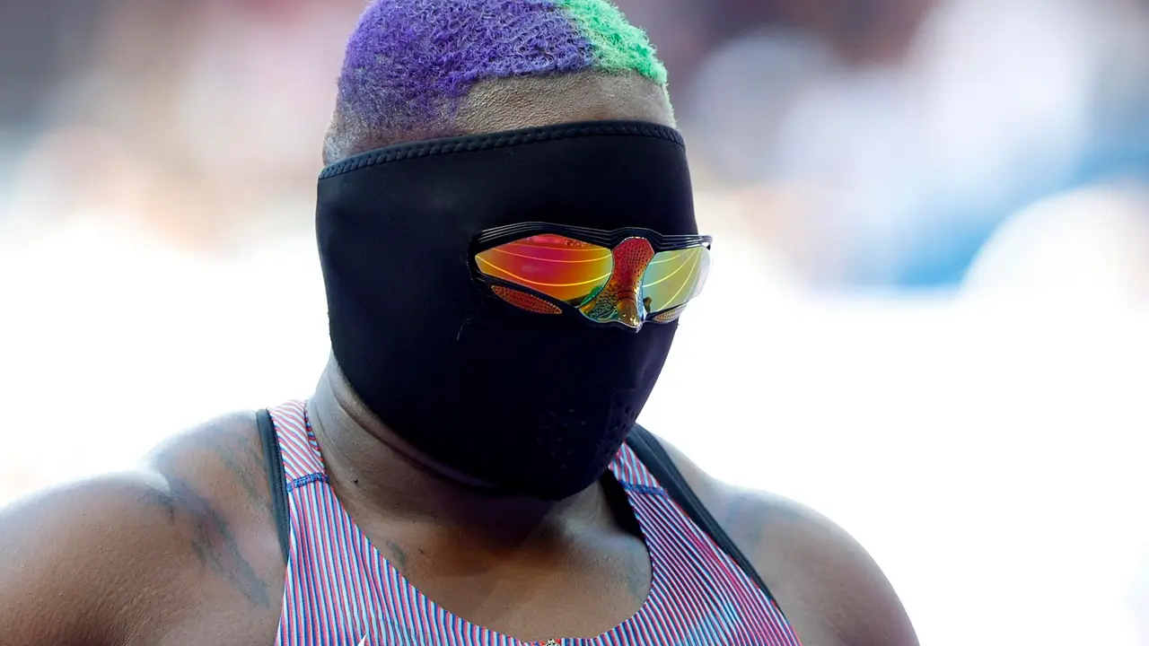 La estadounidense Raven Saunders lleva una mascarilla mientras compite en la prueba de clasificaci&oacute;n de lanzamiento de peso femenino. -EFE/ Franck Robichon