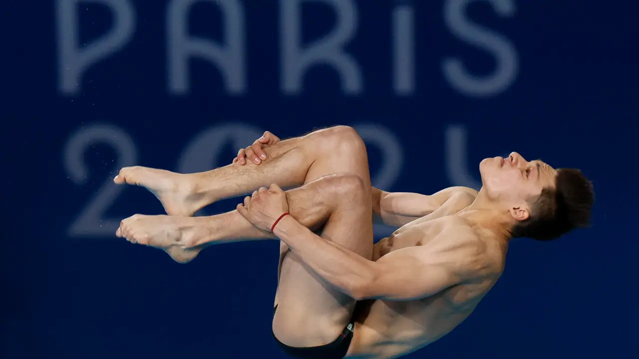El mexicano Osmar Olvera compite en la final de Salto de trampol&iacute;n 3m masculino. EFE/ Julio Mu&ntilde;oz