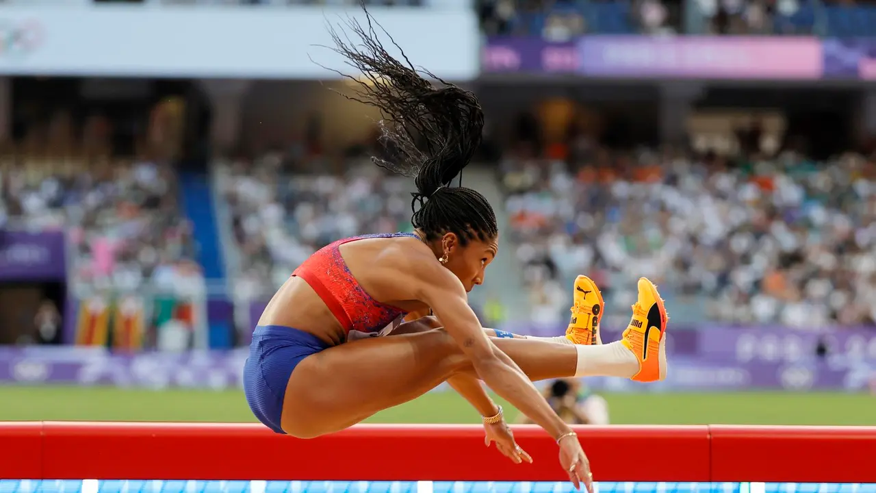 Saint-denis (France), 08/08/2024.- Tara Davis-Woodhall of the USA competes in the Women Long Jump final event of the Athletics competitions in the Paris 2024 Olympic Games, at the Stade de France stadium in Saint Denis, France, 08 August 2024. E (Salto de longitud, Francia) EFE/EPA/RONALD WITTEK