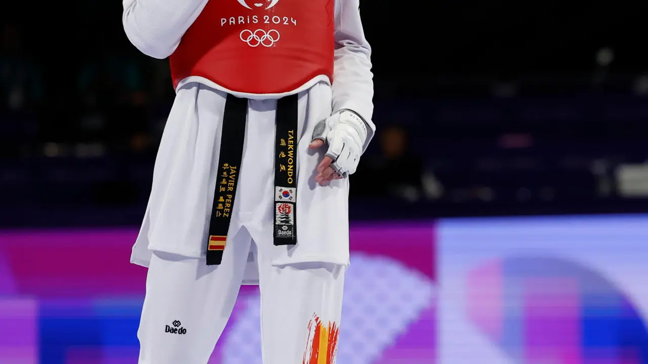 El taekwondista espa&ntilde;ol Javier P&eacute;rez reacciona tras perder ante el brasile&ntilde;o Edival Pontes en el combate por la medalla de bronce de la categor&iacute;a masculina de -68kg de los Juegos Ol&iacute;mpicos de Par&iacute;s 2024 este jueves en el Grand Palais en la capital francesa. EFE/ Kiko Huesca