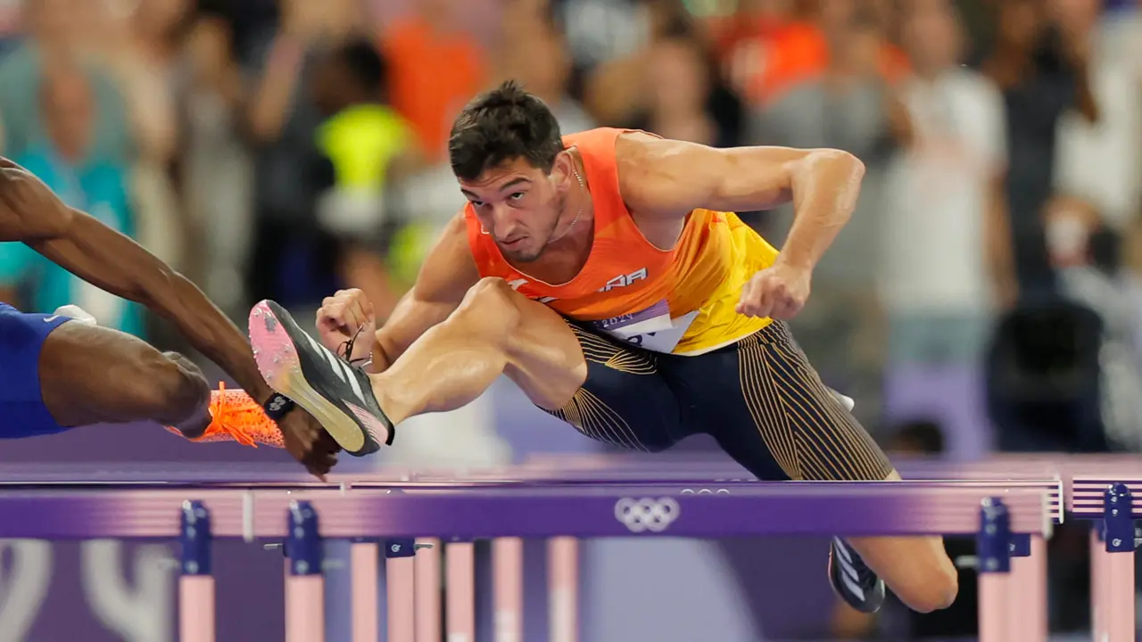 El atleta espa&ntilde;ol Enrique Llopis compite en la final de 110m vallas masculino, en el marco de los Juegos Ol&iacute;mpicos Par&iacute;s 2024, este jueves, en la capital gala. EFE/ Lavandeira Jr