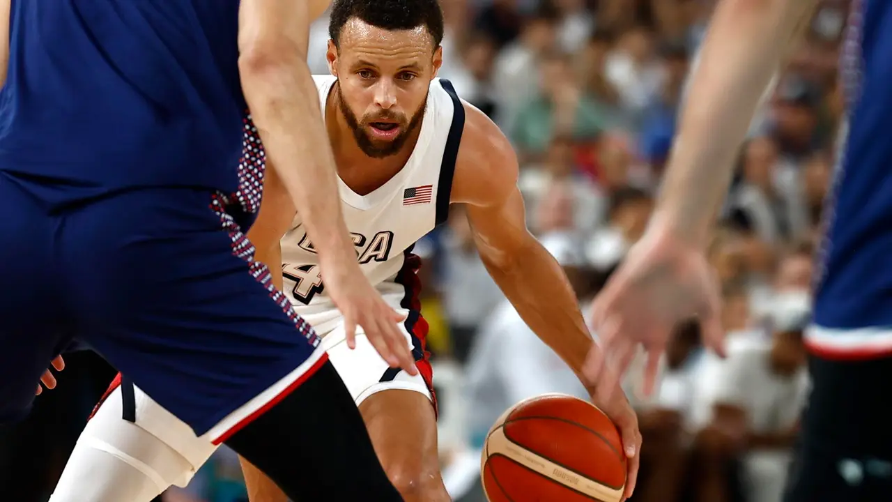 Stephen Curry (c), base de Estados Unidos, fue registrado este jueves, 8 de agosto, al intentar superar la marca de la defensa de Serbia, durante una de las semifinales del baloncesto de los Juegos Ol&iacute;mpicos 2024, en el coliseo South Par&iacute;s Arena de la capital francesa. EFE/Yoan Valat