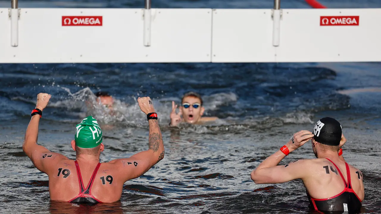 El nadador h&uacute;ngaro Kristof Rasovszky (i) celebra la victoria junto al alem&aacute;n Oliver Klemet (d), que acab&oacute; en segunda posici&oacute;n, tras competir en la prueba masculina de 10km en aguas abiertas de los Juegos Ol&iacute;mpicos de Par&iacute;s 2024 este viernes en la capital francesa. EFE/ Miguel Guti&eacute;rrez