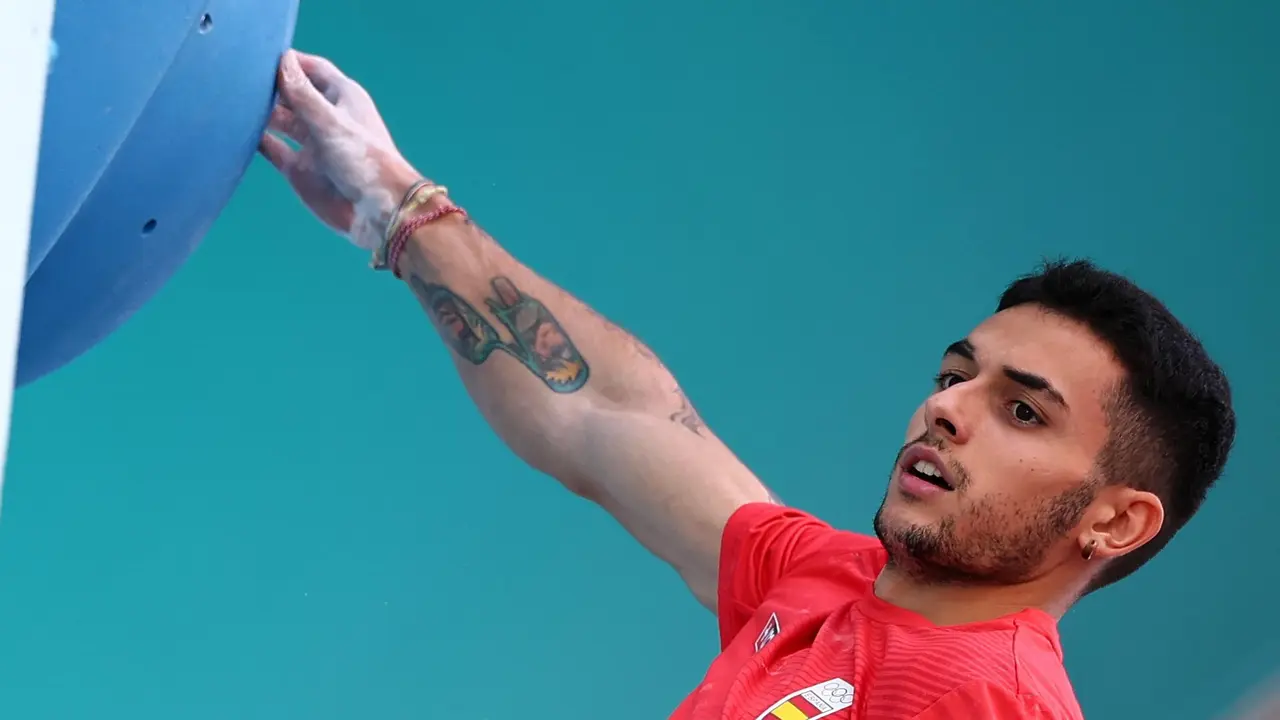 Alberto Gin&eacute;s, en un momento de la final de bloques y dificultad de los Juegos Ol&iacute;mpicos de Par&iacute;s que concluy&oacute; en la s&eacute;ptima posici&oacute;n. EFE/EPA/CHRISTOPHE PETIT TESSON