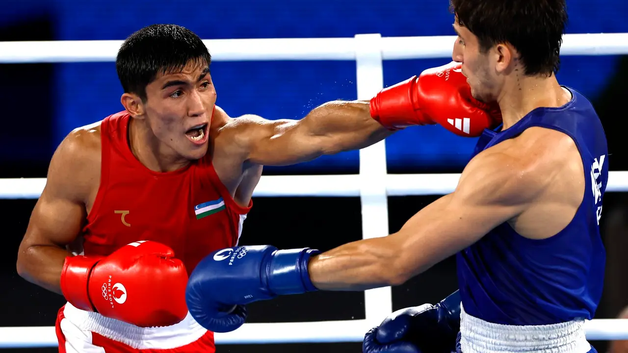 El uzbeko Asadkhuja Muydinkhujaev se ha colgado la medalla de oro en la categor&iacute;a de 71 kilos de boxeo. EFE/EPA/MAST IRHAM