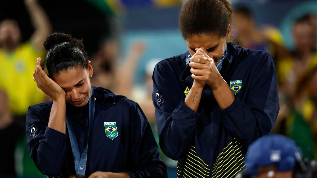 La brasile&ntilde;as Ana Patricia Silva Ramos (d) y Eduara Santos Lisboa 'Duda' fueron registradas este viernes, 9 de agosto, al llorar luego de recibir la medalla de oro del voleibol de playa femenino de los Juegos Ol&iacute;mp&iacute;cos 2024, luego de vencer en la final a la dupla de las canadienses Melissa Humana-Paredes y Brandie Wilkerson, a los pies de la Torre Eiffel, en Par&iacute;s (Francia) EFE/Yoan Valat