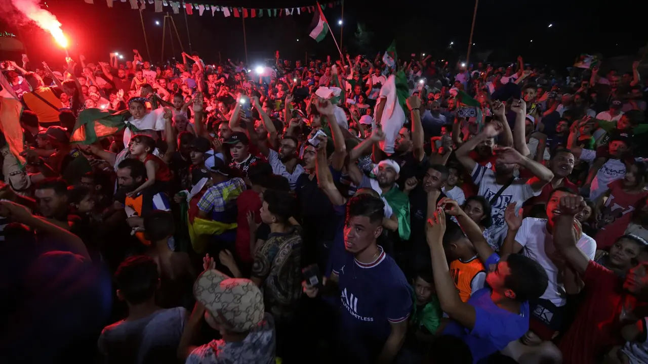 Ciudadanos argelinos fueron registrados este viernes, 9 de agosto, al celebrar la medalla de oro de su compatriota Imane Khelif en la categor&iacute;a de los 66 kg del boxeo femenino de los Juegos Ol&iacute;mpicos de Par&iacute;s 2024, en Tiaret, ciudad natal Khelif, al suroccidente de Argelia. EFE/Stringer