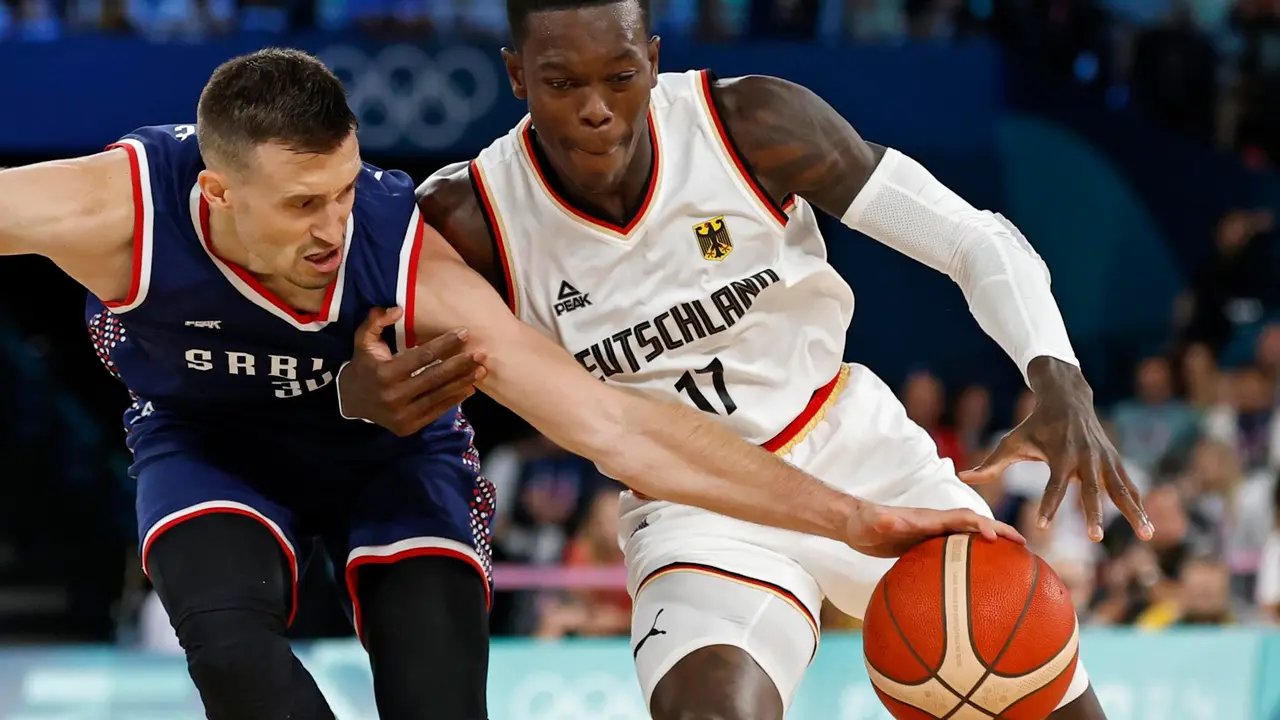 Dennis Schroeder, capit&aacute;n de la selecci&oacute;n alemana de baloncesto, en el South Paris Arena en Paris, , Francia. EFE/EPA/CAROLINE BREHMAN