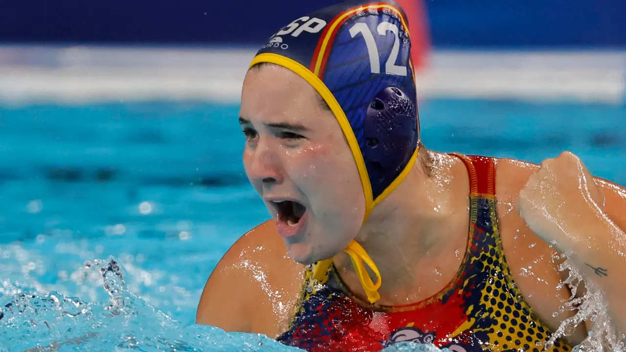 La waterpolista espa&ntilde;ola Paula Leiton celebra un tanto ante Australia durante el partido por el oro de waterpolo femenino de los Juegos Ol&iacute;mpicos de Par&iacute;s 2024 este s&aacute;bado en Nanterre, Francia. EFE/ Lavandeira Jr.