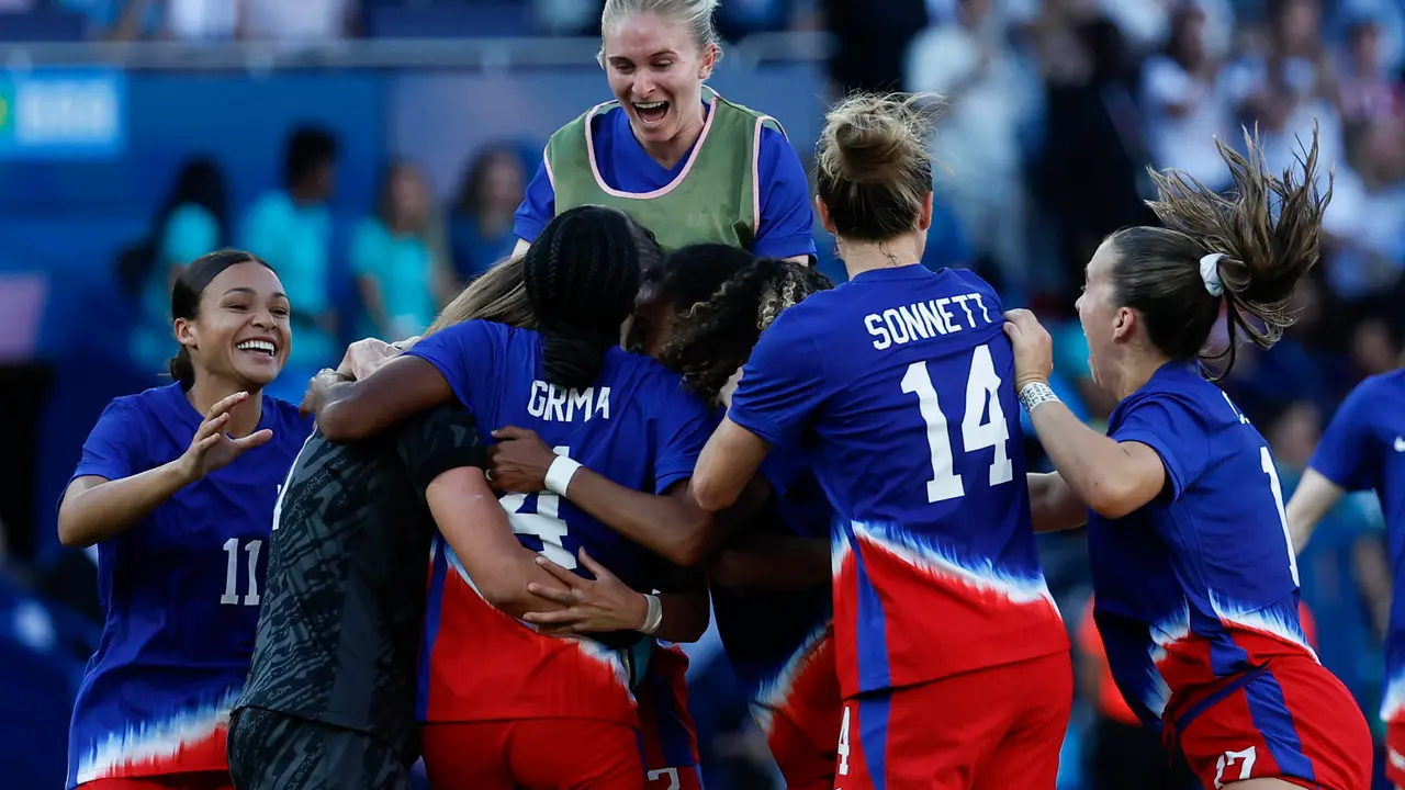 Las jugadoras estadounidenses celebran la victoria ante Brasil en la final de F&uacute;tbol femenino, entre Brasil y Estados Unidos, en los Juegos Ol&iacute;mpicos de Par&iacute;s 2024, en la capital gala. EFE/ Miguel To&ntilde;a