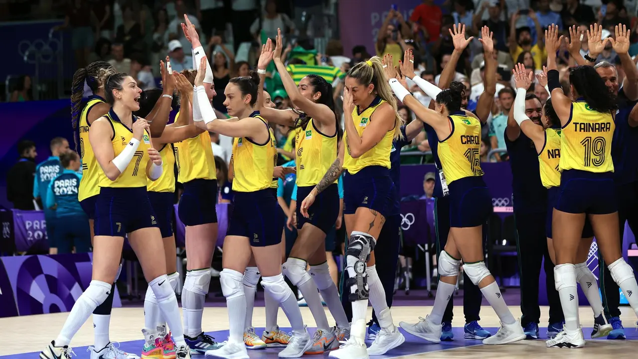 Las jugadoras de Brasil celebran el bronce ol&iacute;mpico tras ganar a Turqu&iacute;a en South Paris Arena en Paris, Francia. EFE/EPA/RITCHIE B. TONGO