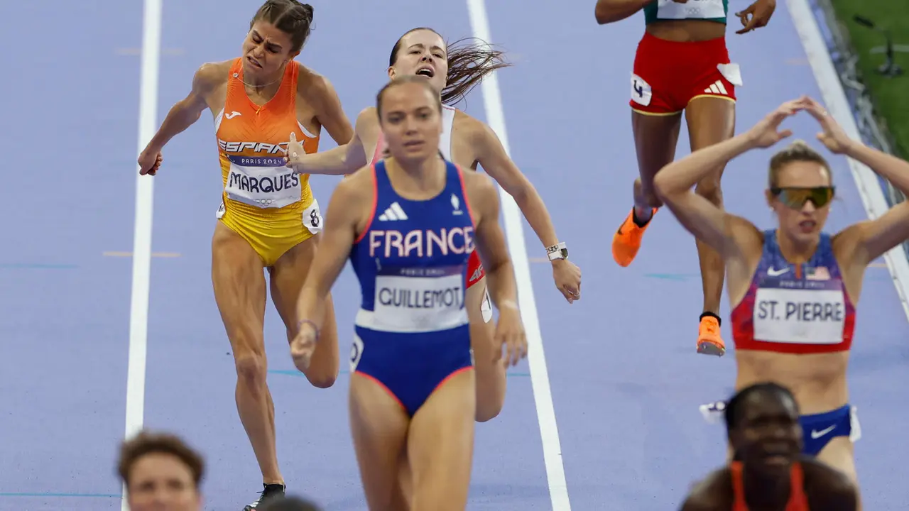La atleta espa&ntilde;ola Agueda Marques (i) compite en la final de 1500m femeninos en el marco de los Juegos Ol&iacute;mpicos Par&iacute;s 2024, este s&aacute;bado, en el Estadio de Francia de Saint-Denis. EFE/ Julio Mu&ntilde;oz