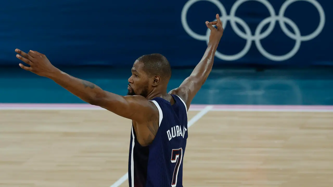 El jugador estadounidense Kevin Durant en la final de Baloncesto masculino, entre Francia y EEUU, de los Juegos Ol&iacute;mpicos de Par&iacute;s 2024 este s&aacute;bado, en el Bercy Arena de la capital gala. EFE/ Juanjo Martin