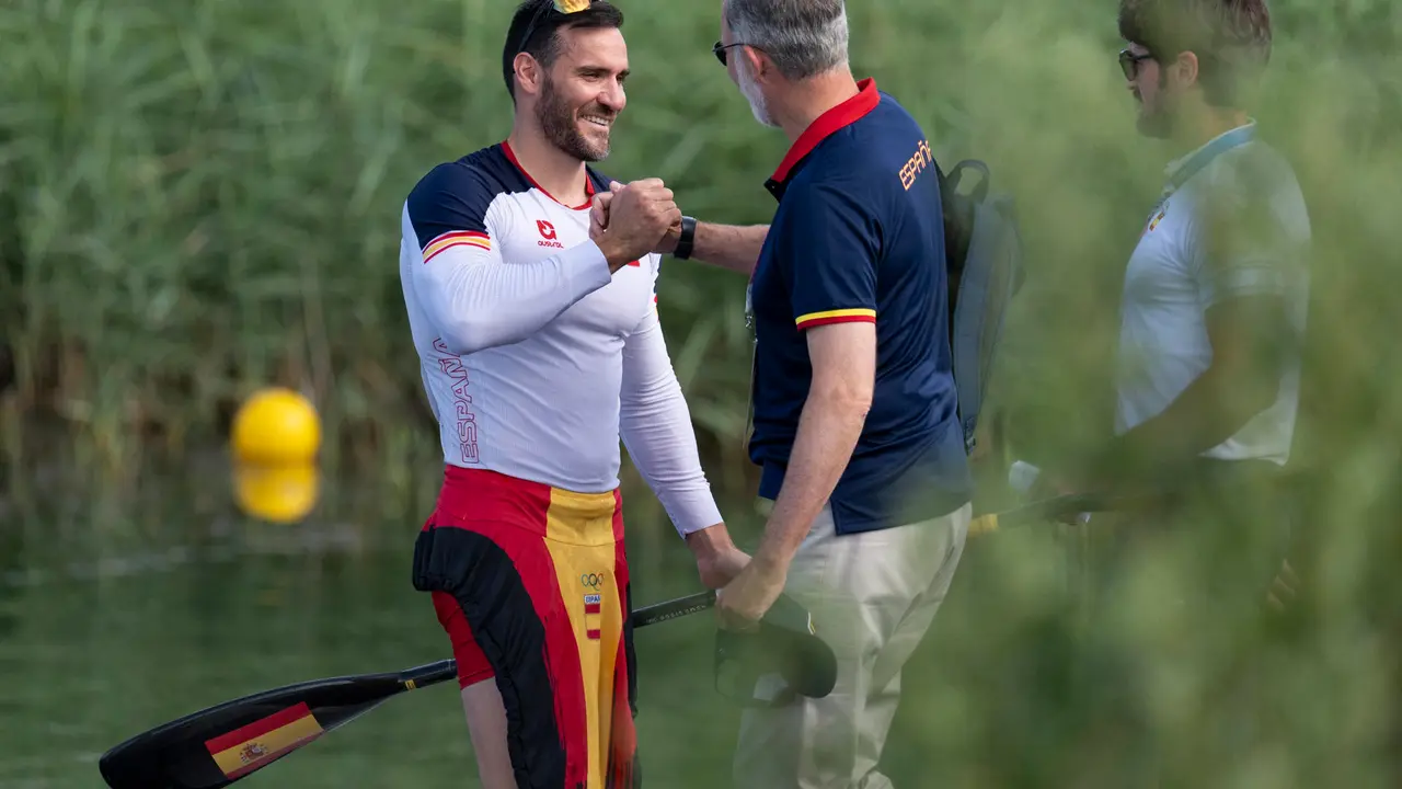 El rey Felipe VI (c) saluda al pirag&uuml;ista espa&ntilde;ol Sa&uacute;l  Craviotto (i), el m&aacute;ximo medallista espa&ntilde;ol, tras su participaci&oacute;n en las pruebas de pirag&uuml;ismo de los Juegos Ol&iacute;mpicos Par&iacute;s 2024 en el estadio n&aacute;utico de Vaires-sur-Marne. EFE/ Rafa Aparicio/Real Federaci&oacute;n Espa&ntilde;ola De Pirag&uuml;ismo  SOLO USO EDITORIAL/SOLO DISPONIBLE PARA ILUSTRAR LA NOTICIA QUE ACOMPA&Ntilde;A (CR&Eacute;DITO OBLIGATORIO)