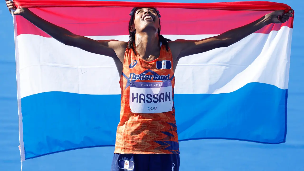 La atleta neerlandesa Sifan Hassan celebra su victoria, con r&eacute;cord ol&iacute;mpico, en el marat&oacute;n femenino en los Juegos de Par&iacute;s 2024. EFE/ Juanjo Mart&iacute;n