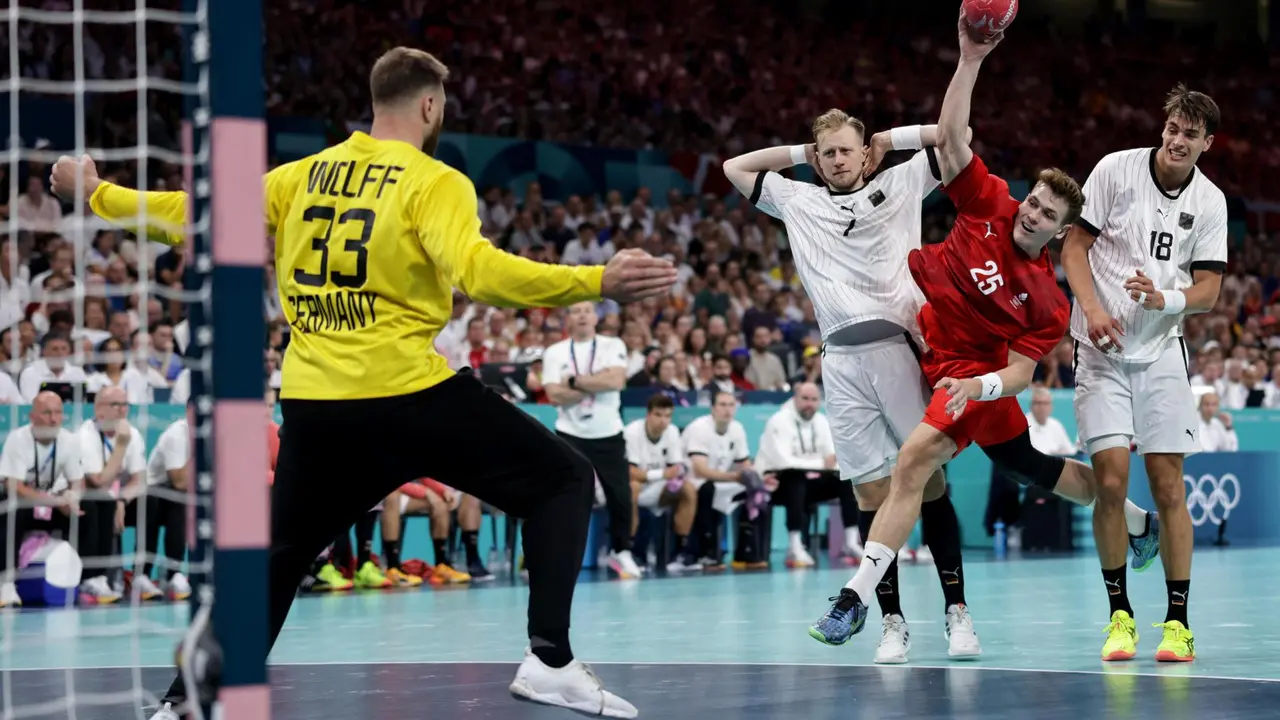 Lucas Joergensen (2-D) de Dinamarca en acci&oacute;n contra el portero Andreas Wolff (I) de Alemania durante el partido por la medalla de oro del torneo masculino de balonmano en los Juegos Ol&iacute;mpicos de Par&iacute;s 2024. EFE/EPA/ALEX PLAVEVSKI
