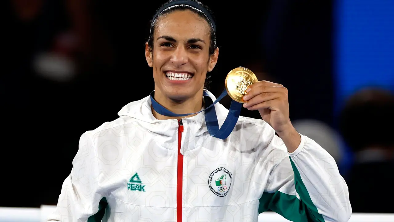 La ganadora de la medalla de oro, Imane Khelif, de Argelia, posa en el podio tras imponerse en la final femenina de 66 kg en los Juegos Ol&iacute;mpicos de Par&iacute;s 2024. EFE/EPA/MAST IRHAM