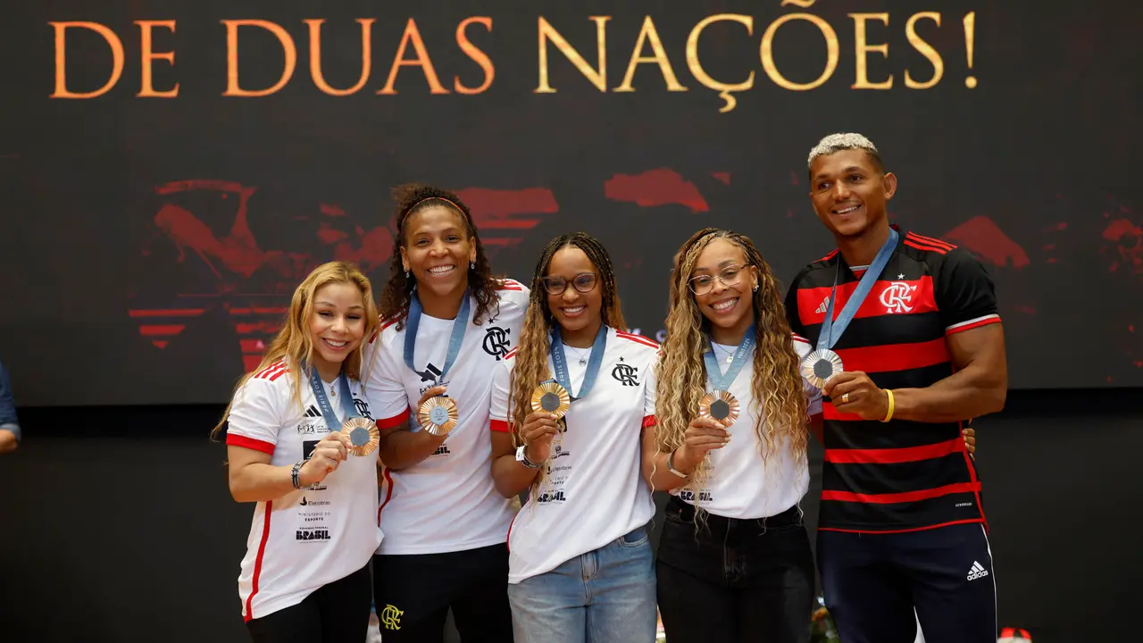 Desde la izquierda, los deportistas brasile&ntilde;os Flavia Saraiva, Rafaela Silva, Rebeca Andrade, Lorrane Oliveira e Isaquias Queiroz posan en un homenaje por su actuaci&oacute;n en los Juegos Ol&iacute;mpicos. EFE/ Antonio Lacerda
