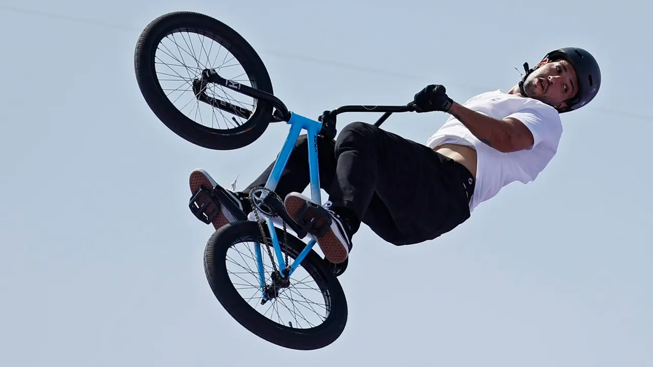 El ciclista argentino Jos&eacute; 'Maligno' Torres Gil fue registrado el pasado 31 de julio, durante la final del ciclismo BMX freestyle de los Juegos Ol&iacute;mpicos 2024, en la plaza de La Concordia de Par&iacute;s (Francia). EFE/Yoan Valat