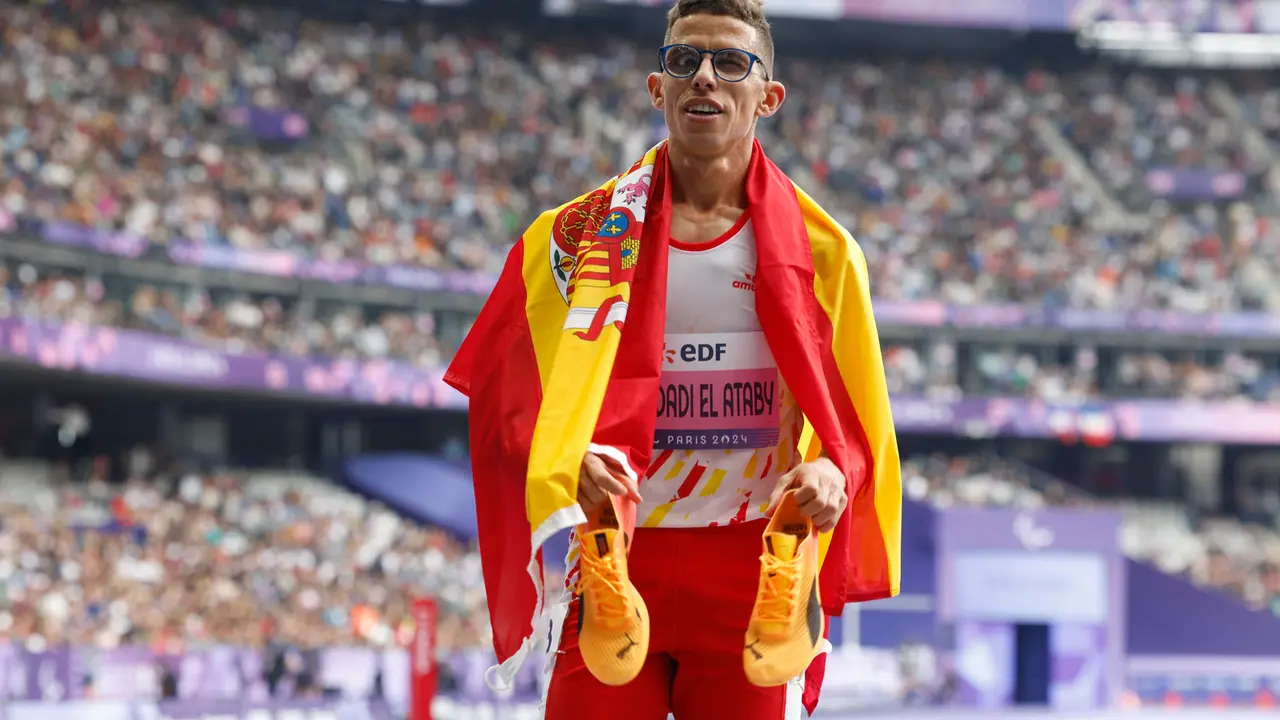 El atleta espa&ntilde;ol Ouhdadi El Ataby tras ganar la medalla de oro en la prueba de 5.000 metros en los Juegos Paral&iacute;mpicos Par&iacute;s 2024, este s&aacute;bado en la capital francesa. EFE/ Javier Etxezarreta