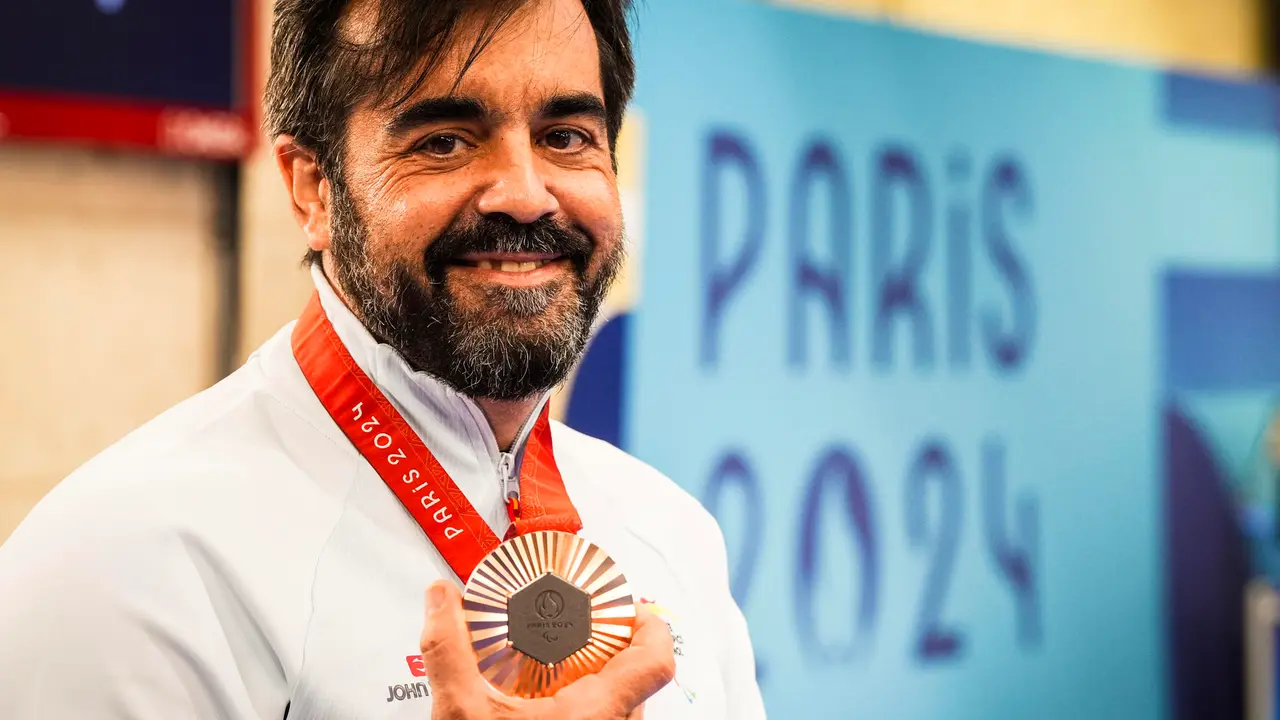 El gallego Juan Antonio Saavedra logr&oacute; este domingo el bronce en la prueba de rifle 10 metros tendido, en la competici&oacute;n disputada en el Centro de Tiro de Ch&acirc;teauroux correspondiente a los Juegos Paral&iacute;mpicos de Par&iacute;s.EFE/CPE/Mikael Helsing    **SOLO USO EDITORIAL/SOLO DISPONIBLE PARA ILUSTRAR LA NOTICIA QUE ACOMPA&Ntilde;A (CR&Eacute;DITO OBLIGATORIO)***