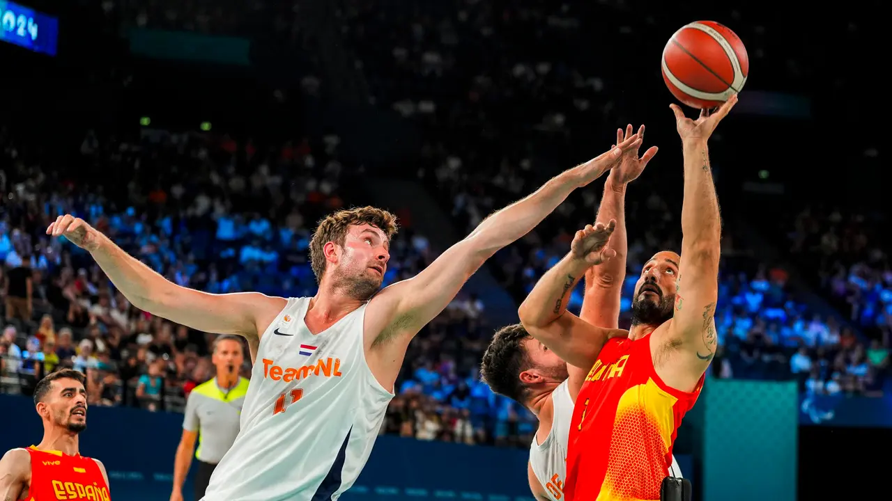 Jugadores de Espa&ntilde;a y Pa&iacute;ses Bajos durante un partido de baloncesto en silla de ruedas de los Juegos Paral&iacute;mpicos Par&iacute;s 2024, este domingo en la capital francesa EFE/ Paulino Oribe / CPE SOLO USO EDITORIAL/SOLO DISPONIBLE PARA ILUSTRAR LA NOTICIA QUE ACOMPA&Ntilde;A (CR&Eacute;DITO OBLIGATORIO)