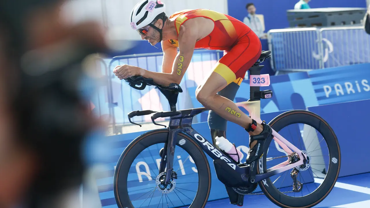 El triatleta espa&ntilde;ol Daniel Molina durante la prueba de triatl&oacute;n de los Juegos Paral&iacute;mpicos de Par&iacute;s 2024, disputada este lunes en la capital francesa. EFE/Javier Etxezarreta
