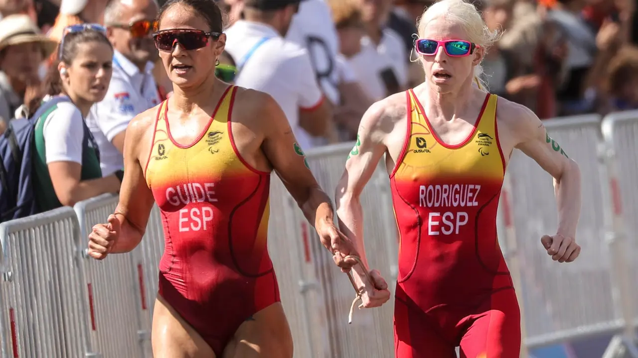Susana Rordriguez (d) y su gu&iacute;a Sara P&eacute;rez (i) entran en meta para proclamarse campeonas paral&iacute;mpicas de paratriatl&oacute;n. EFE/EPA/Teresa Suarez